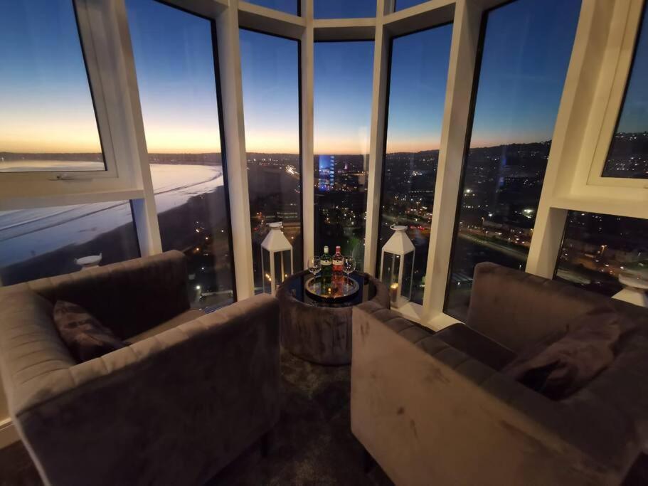 The Panoramic - The Finest Apartment In The City - By Tifa Stays Swansea Kültér fotó